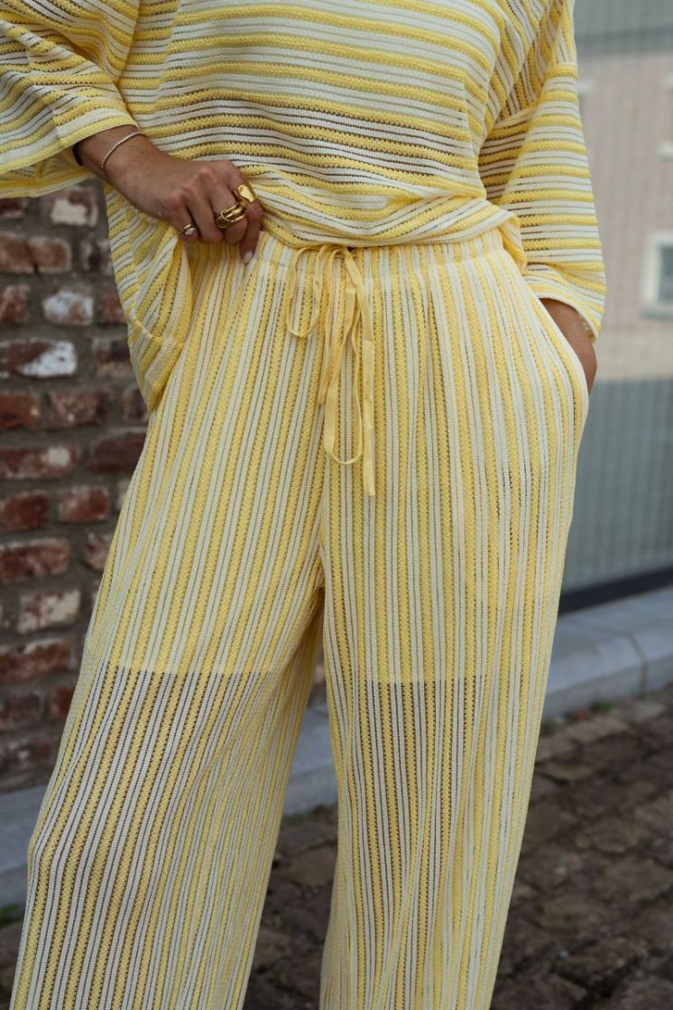 JAUNE